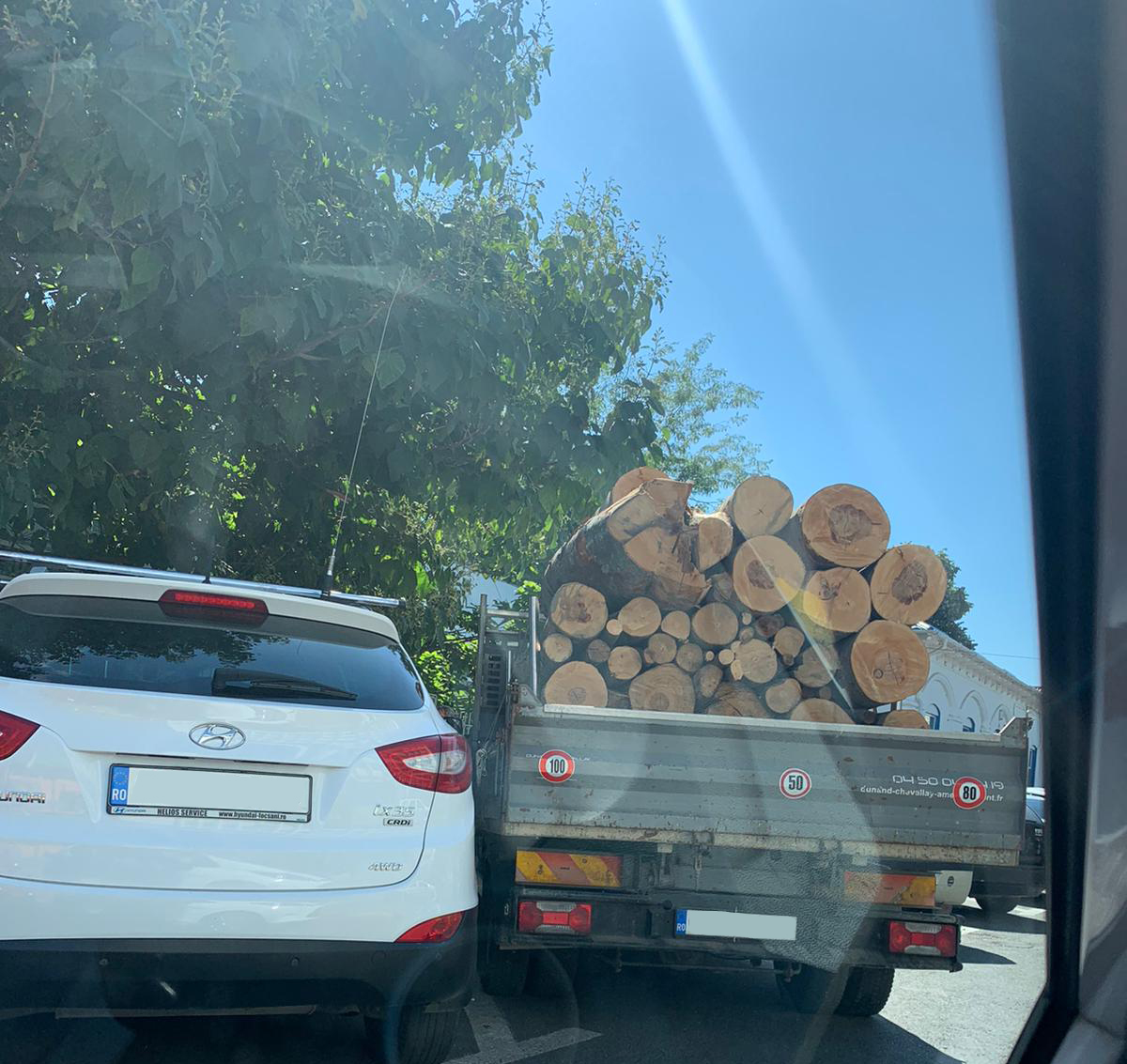 Posibil transport de lemne ilegal în centrul oraşului