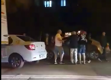 Incident cu pumni şi picioare în plină stradă
