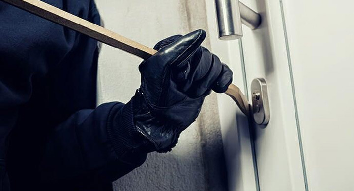 Tineri acuzaţi de tâlhărie şi distrugere în Tecuci