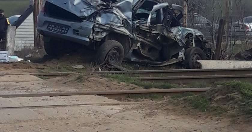 FOTO: Autoturism lovit de tren în Tecuci