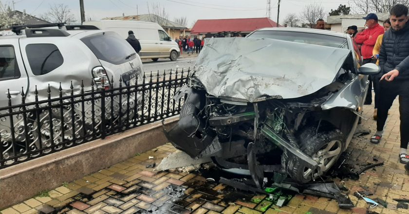 FOTO: 5 maşini implicate într-un accident violent în comuna Drăgăneşti