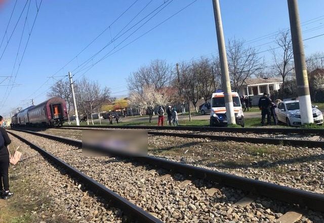 IMAGINI ŞOCANTE! Femeie lovită de tren în comuna Iveşti