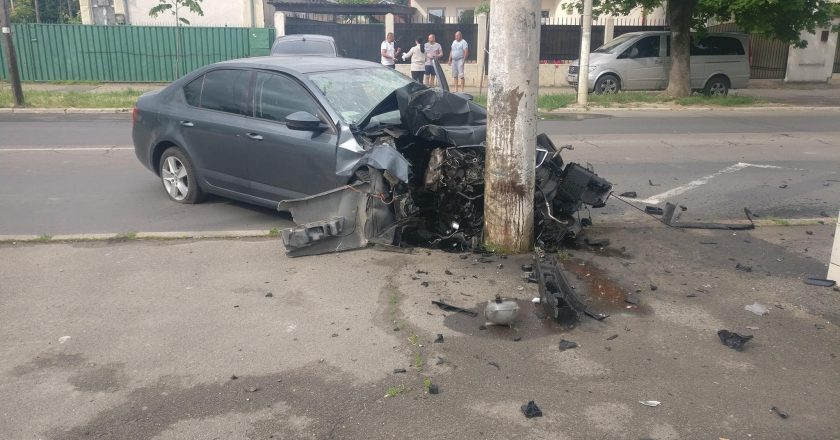 Accident violent într-o staţie de autobuz. Conducătorul auto a fost sancţionat contravenţional