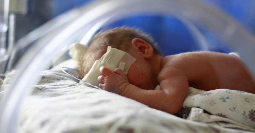 Bebeluş adus în stare critică la spital