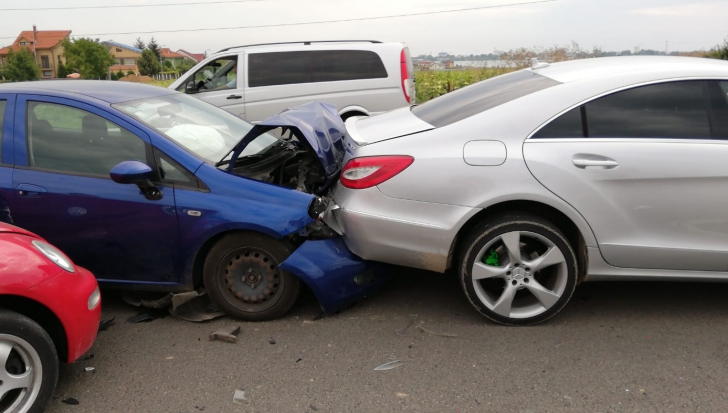 Trei autoturisme implicate într-un incident rutier în comuna Matca