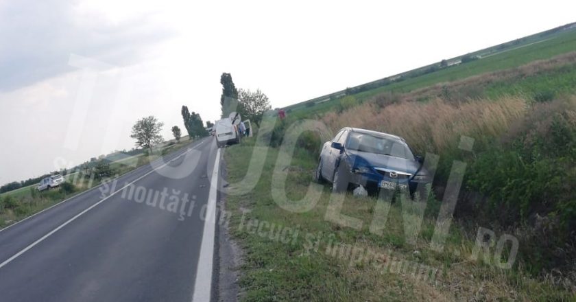 Două autoturisme au ieşit în decor în urma unei depăşiri neregulamentare