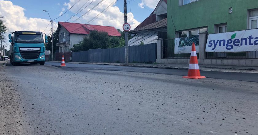 FOTO: Covor asfaltic nou pe „Centura Tecuciului”. Trafic restricţionat pe două artere importante