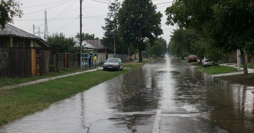 Tecuci: COD PORTOCALIU de ploi torențiale și grindină.