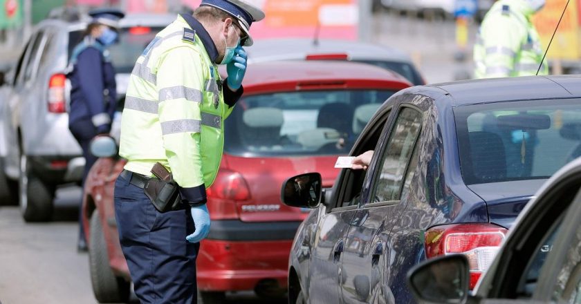 DNA: Şofer dus cu Poliţia la bancomat să scoată banii de şpagă