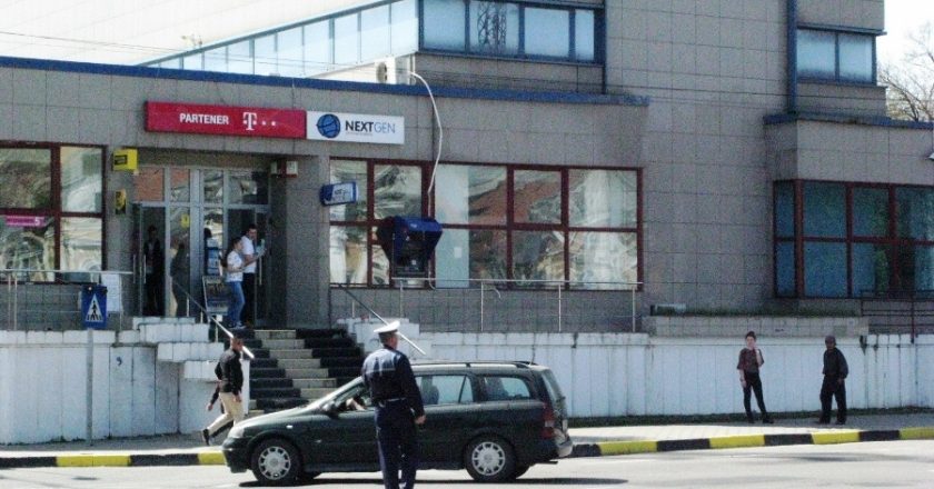 Un tânăr de 19 ani a fost prins la volan fără permis pe drumurile publice. Pe locul din dreapta se afla chiar proprietarul autoturismului