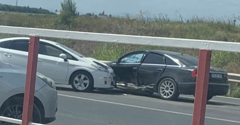 Doua autoturisme s-au ciocnit violent la iesirea din Tecuci