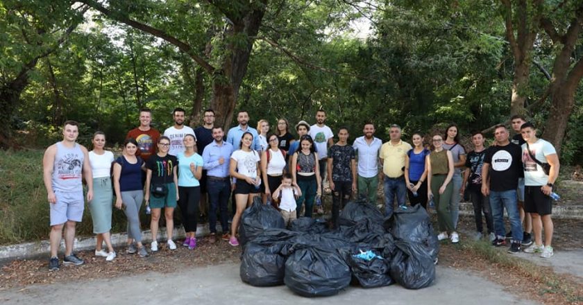 Campanie de ecologizare în județul Galați. Tinerii voluntari au strâns peste 3m³ de deșeuri