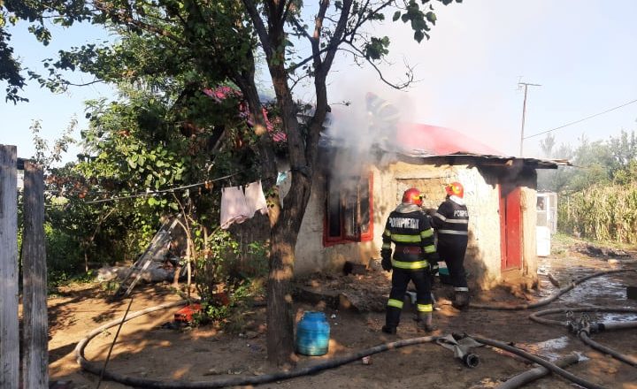 VIDEO: Incendiu violent în Comuna Umbrărești. O familie a rămas pe drumuri