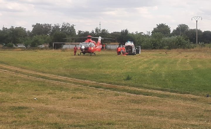 FOTO: Accident cu victimă. Un bărbat de 69 de ani a fost transportat cu elicopterul la spital