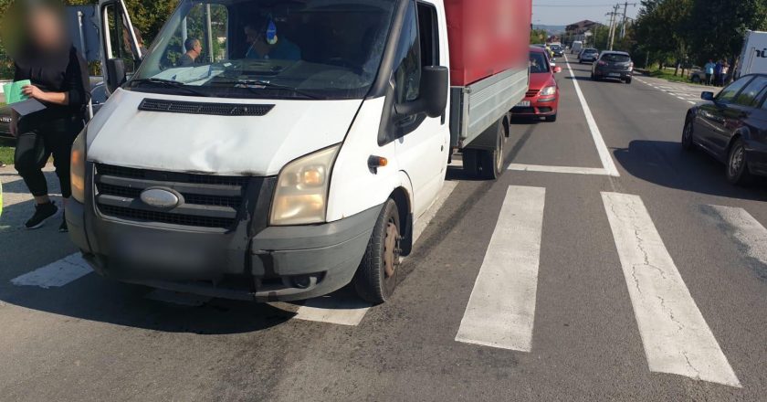 Accident suspect în comuna Munteni. O femeie a fost lovită de o mașină neasigurată la staționare
