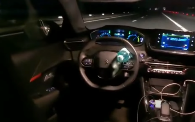 VIDEO | Accident transmis live pe facebook. Șoferul s-a mutat pe locul din spate în timpul drumului