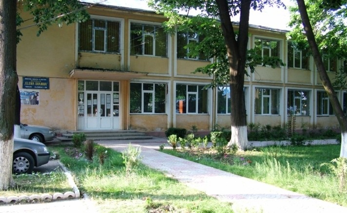 O fetiță s-a aruncat pe geam de la etajul I al școlii