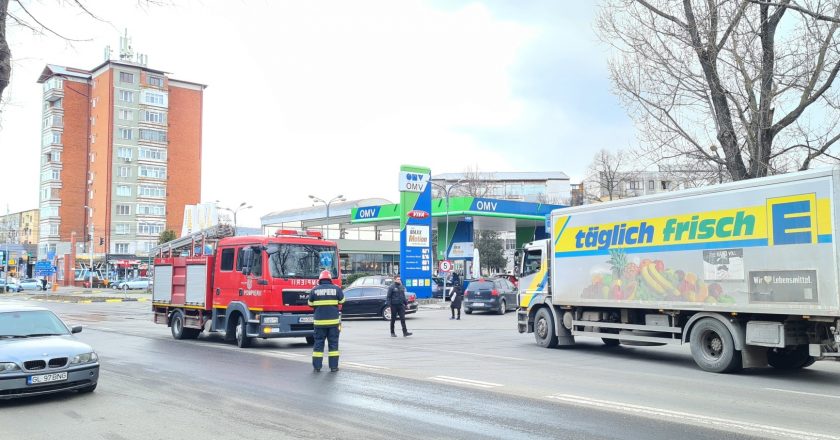 VIDEO Pericol de explozie la Tecuci, după ce un șofer și-a pierdut recipientul cu combustibil pe drum