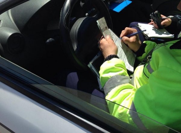Un tânăr de 19 ani din Tecuci a fost prins conducând cu permisul suspendat