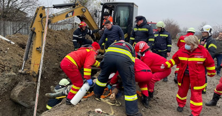 UPDATE VIDEO |Incident la Tecuci. Un muncitor din India a fost prins sub un mal de pământ