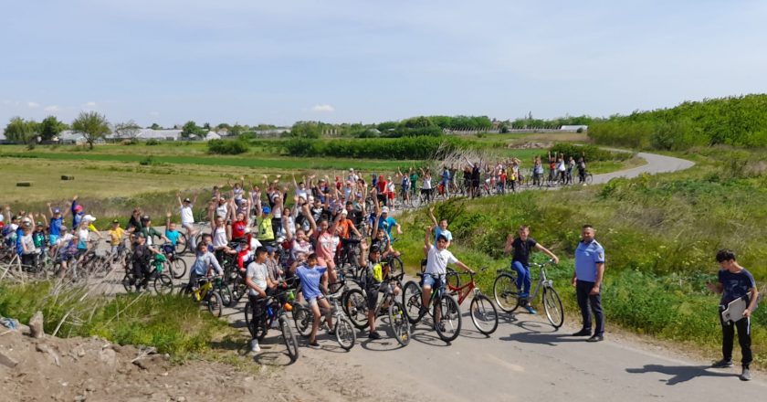 Peste 120 de tineri și copii din Umbrărești au ieșit la plimbare cu bicicleta în cadrul unui eveniment