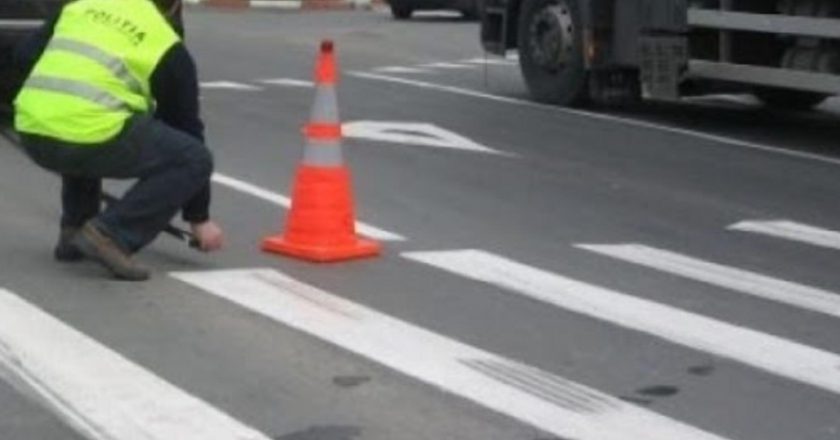Un pieton a fost lovit de o mașină, pe strada Mihai Eminescu din oraș