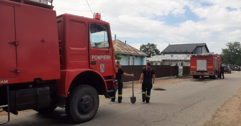 Incendiu la intrare în satul Torcești. Pompierii au intervenit cu 2 autospeciale