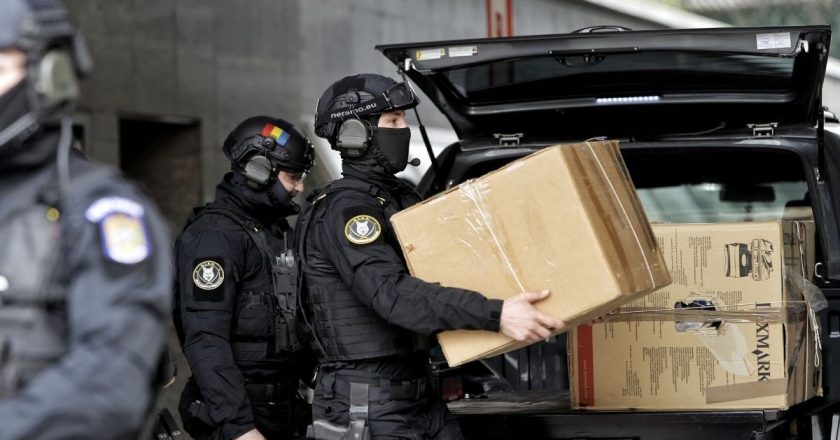 VIDEO | Rețea de trafic de stupefiante, destructurată. Percheziții în comuna Matca