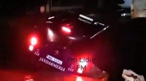 Incident la Negrilești. O mașină a Jandarmeriei a fost luată de ape