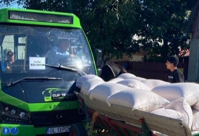 Incident mai puțin obișnuit în Tecuci. Implicate au fost un autobuz și o căruță