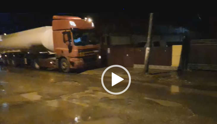 VIDEO Până și vehiculele de mare tonaj fac față cu greu gropilor din Tecuci
