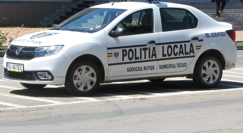 Ca în filmele cu proști. Un cetățean a fost eliberat după ce a pus un polițist local la pământ