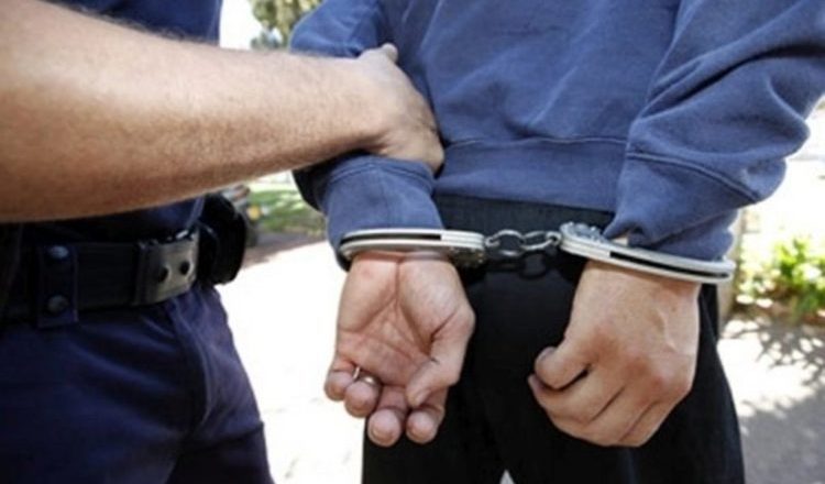 A fost reținut bărbatul care a amenințat, înjurat și a pus un polițist local la pământ