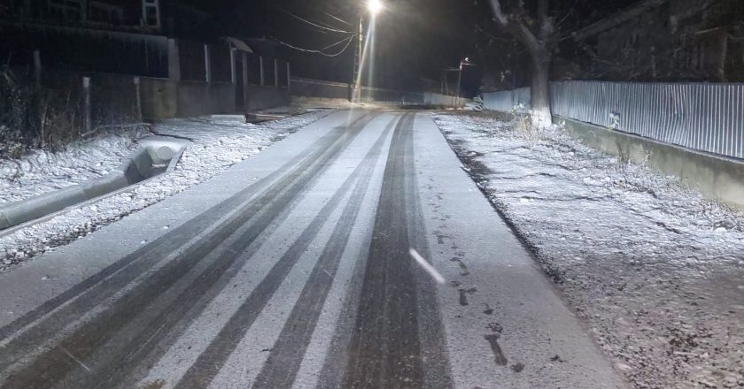 Atenție! În unele localități din județ a nins. Drumarii au intervenit