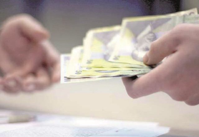 Mai mulți bani în mână pentru angajați. Salariile au crescut