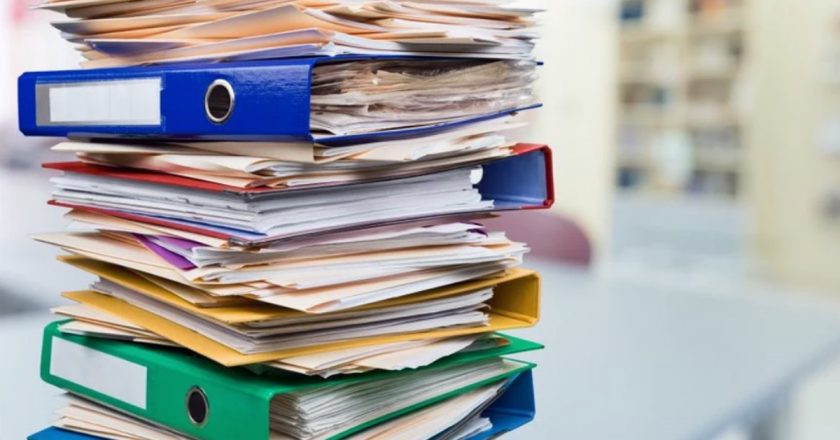 Gata. Românii au scăpat de dosarul cu șină. Instituțiile obligate să accepte plata cu cardul și copierea gratuită a documentelor<br><br>