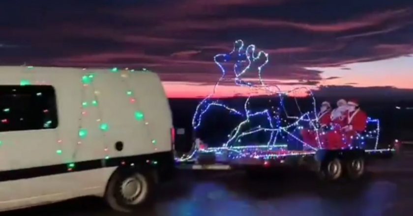 VIDEO. Corodenii și-au împodobit vehiculele de Crăciun și au ieșit cu ele pe stradă