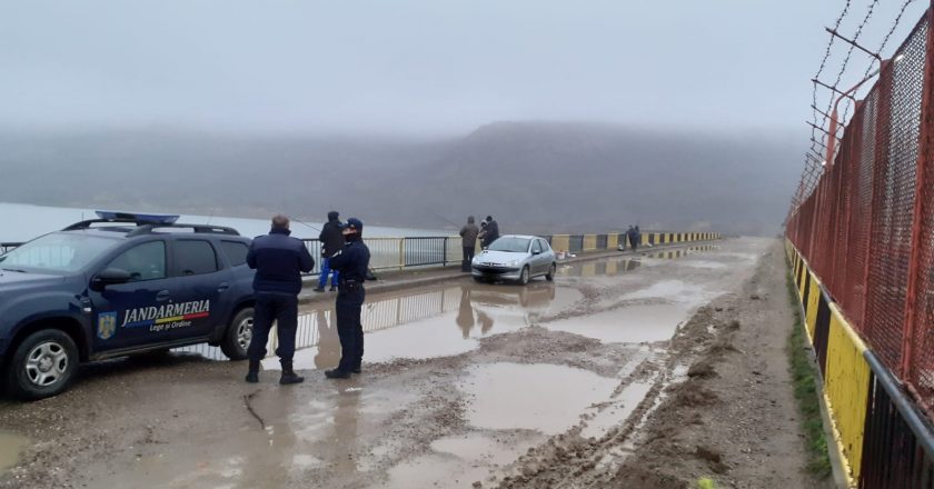 Pescari prinși la treabă fără permise și cu unelte interzise pe un baraj din județul Galați