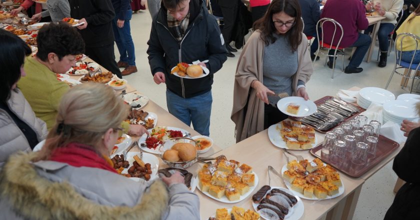 Cea mai modernă cantină din România pentru studenți se află la Galați. Două feluri de mâncare pot fi cumpărate cu 30 lei