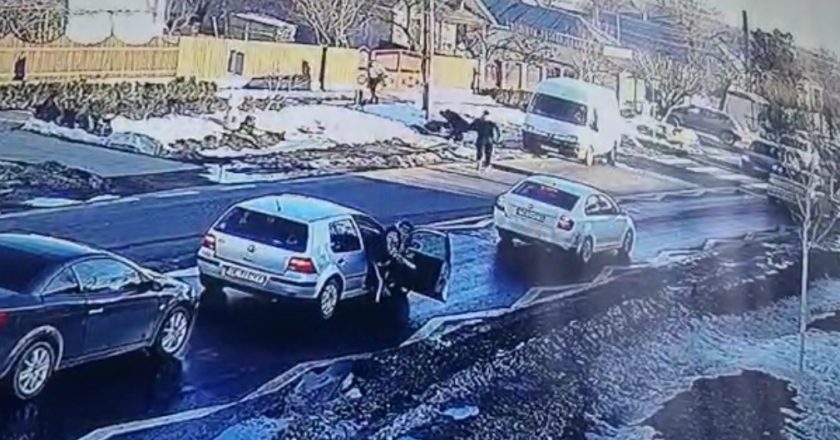 VIDEO | Fetițe spulberate pe trecerea de pietoni, la Barcea.  Șoferul nu le-a acordat prioritate