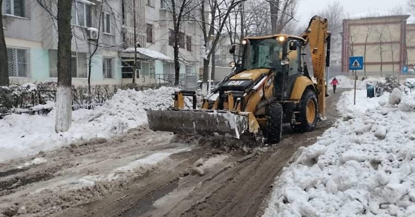 Lucrări de degajare a zăpezii. Șoferii informați să-și mute mașinile