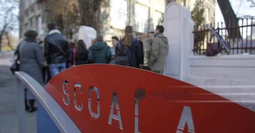 Un șofer teribilist a intrat cu mașina în poarta unei școli din Tecuci