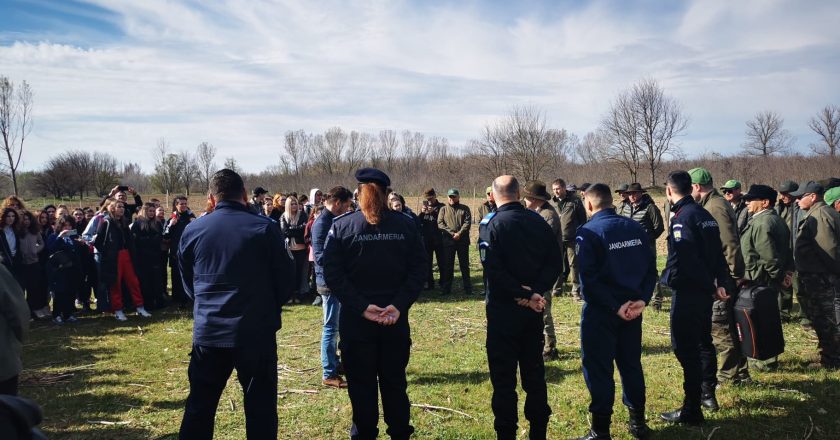 Jandarmii gălățeni au plantat peste 150 de copaci la Ivești