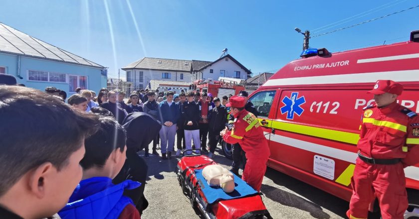 Elevii unei școli din Tecuci au fost vizitați de pompieri. Activitate de informare preventivă în cadrul săptămânii altfel