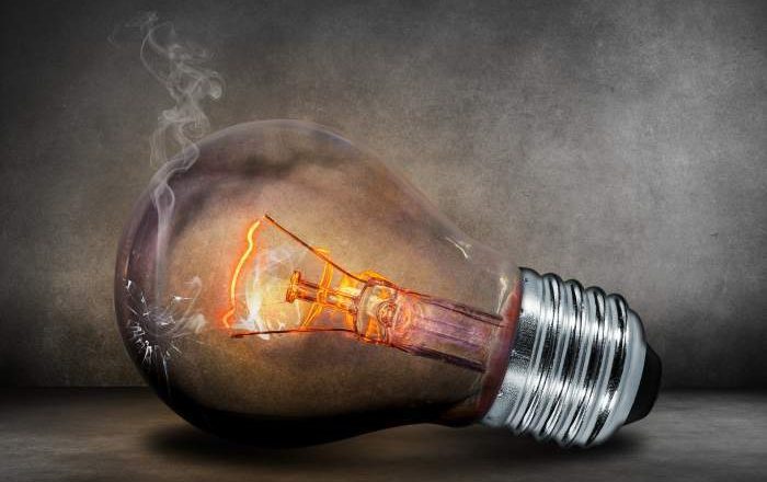 Prețurile la curentul electric se vor majora. Româniilor le vor veni facturi mai ridicate