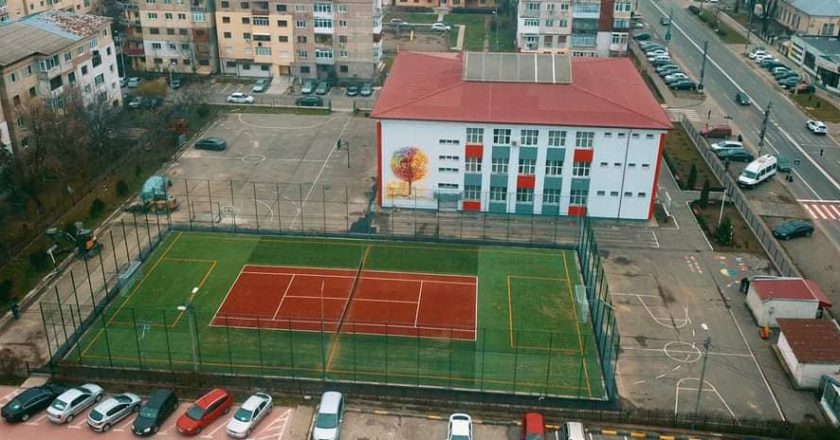 Din data de 4 mai, școlile vor fi obligate să permită accesul pe terenurile de sport