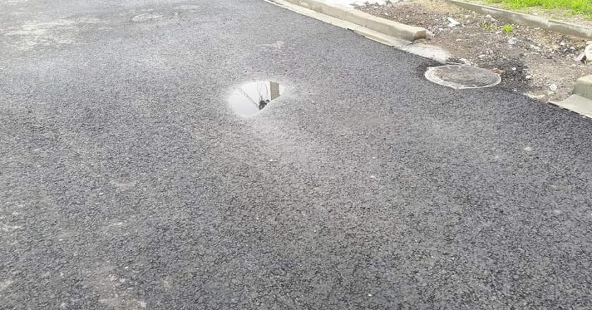O stradă din Tecuci abia asfaltată s-a surpat de la ploaie