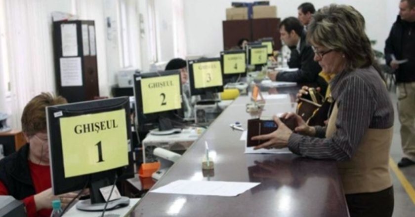 Pensionarii angajați la stat și-ar putea pierde postul curând