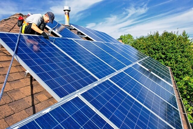 Merită să instalezi panouri fotovoltaice în 2023? Avantajele și dezavantejele energiei verde