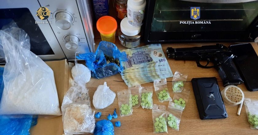 Trei indivizi din Galați au fost arestați după ce au fost prinși că vindeau droguri